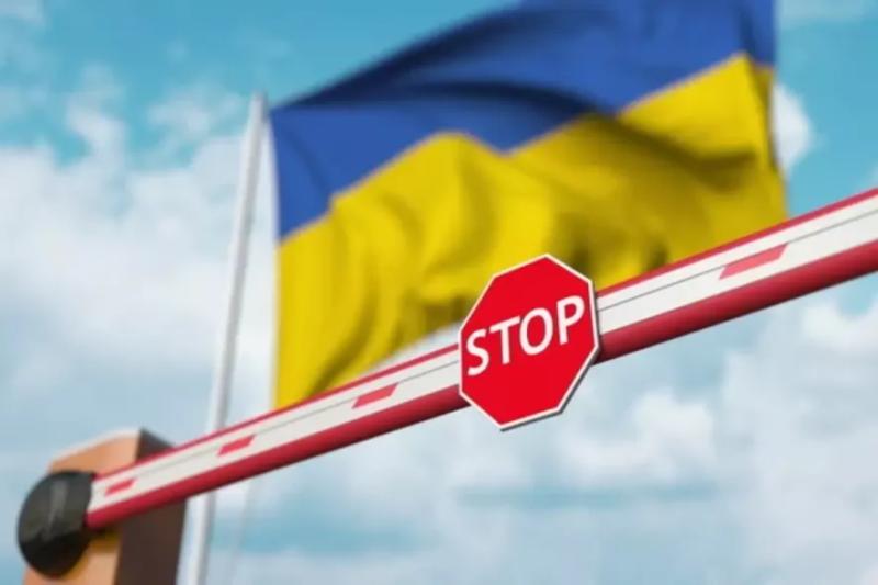 "Без цього документа за кордон більше не випустять": для українців зробили важливе оголошення