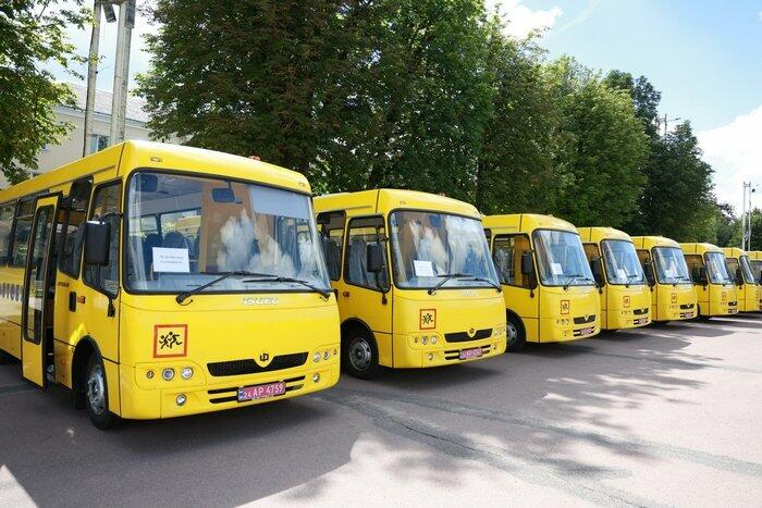 Громади Хмельниччини отримали 15 нових шкільних автобусів