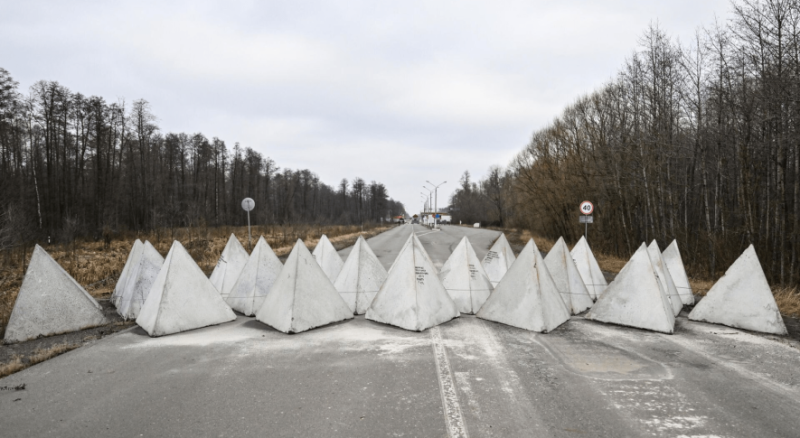 Латвія встановлює "зуби дракона" та протитанкові рови на кордоні з РФ