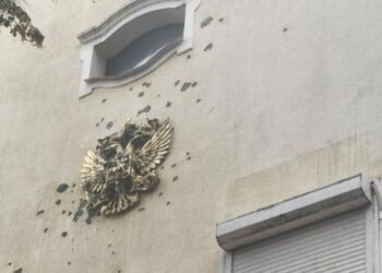 З будинку в центрі Харкова не можуть зняти російський герб