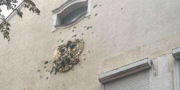 З будинку в центрі Харкова не можуть зняти російський герб