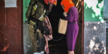Горіла квартира на Миколаївщині: з п’ятиповерхівки евакуювали жінок, – ФОТО
