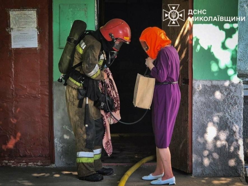 Горіла квартира на Миколаївщині: з п’ятиповерхівки евакуювали жінок, - ФОТО