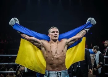 Купити підписану рукавичку та сувеніри Усика