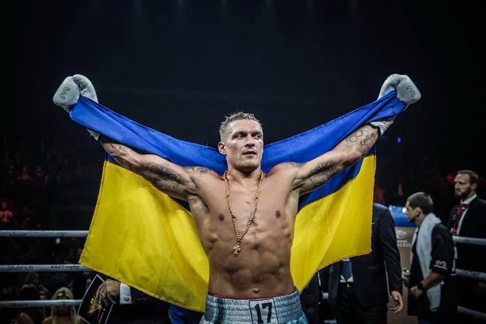 Колекційні речі Усика з оригінальним підписом — від рукавичок до арту