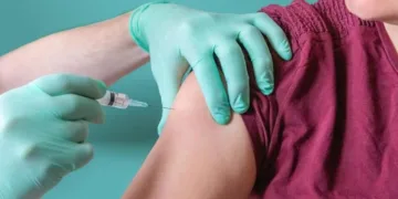 Науковці випробували на людях розроблену з допомогою ШІ універсальну вакцину проти коронавірусів