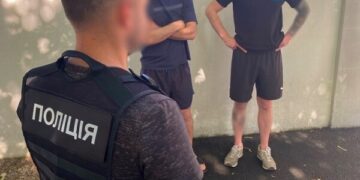 У Дніпрі затримали трьох зловмисників, які катували чоловіка та «вибивали» з нього уявний борг