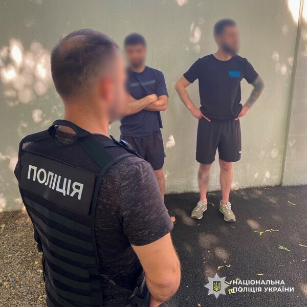 У Дніпрі затримали трьох зловмисників, які катували чоловіка та «вибивали» з нього уявний борг