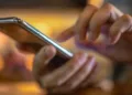 У Польщі заборонили використання смартфонів у школах