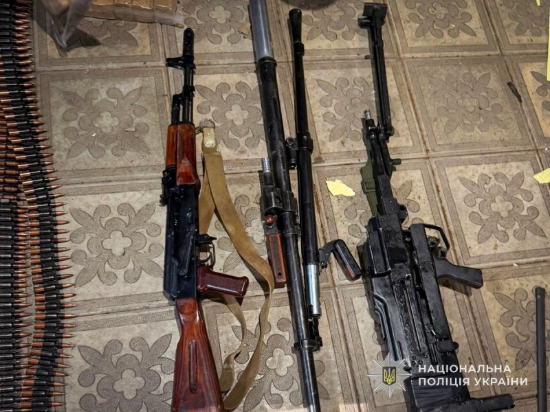У Тростянці 41-річний чоловік облаштував склад із військовим озброєнням у гаражі