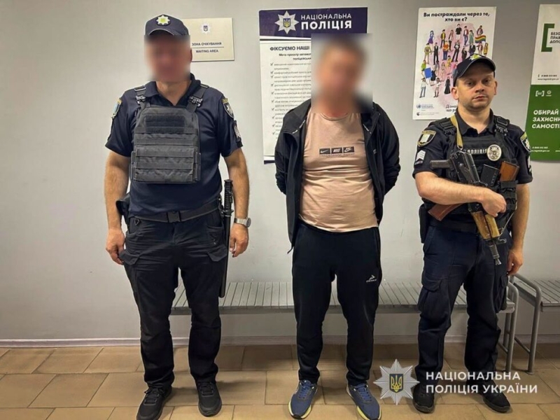 У Тростянці 41-річний чоловік облаштував склад із військовим озброєнням у гаражі