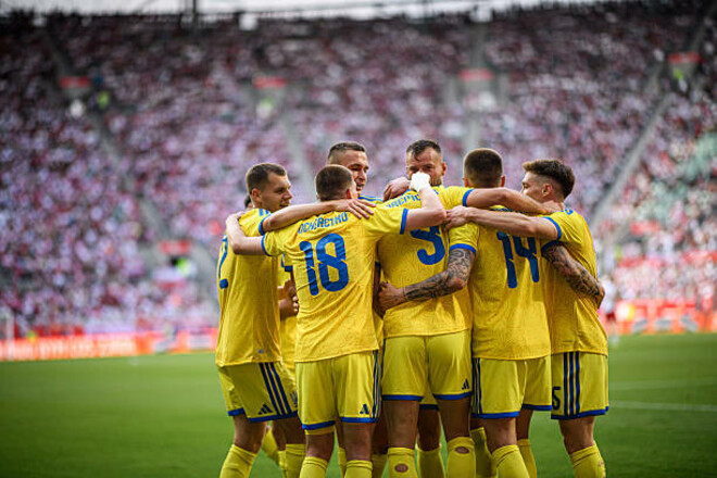 ВІДЕО. Новачки збірної України заспівали &laquo;Червону руту&raquo; перед фанатами