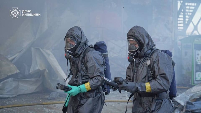 Вигоріло 100 тис. кв. м: на Київщині ліквідовано масштабну пожежу після атаки РФ