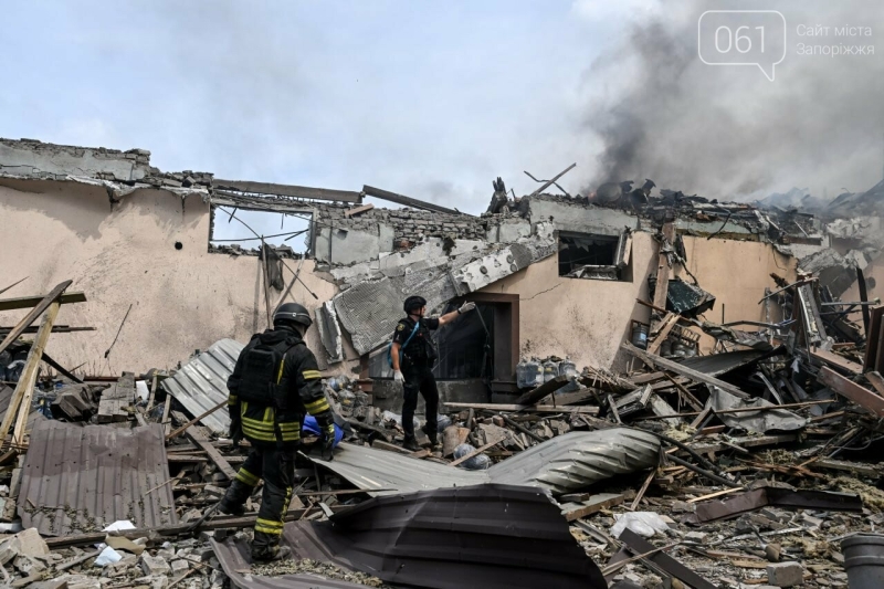 У Запоріжжі ворог атакував підприємство з доставки води: кількість постраждалих зросла до 11 осіб, - ФОТО