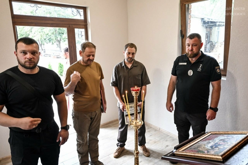 «Місце, де можна усамітнитися, щоб не бути самотнім»: у Запоріжжі при батальйоні поліції особливого призначення відкрили капличку, - ФОТОРЕПОРТАЖ