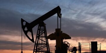 Переробка нафти в Китаї впала до мінімуму за шість років