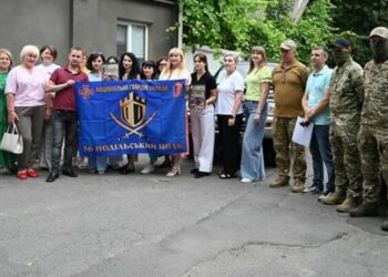 Разом до Перемоги: хмельницькі освітяни та волонтери передали гвардійцям нове авто
