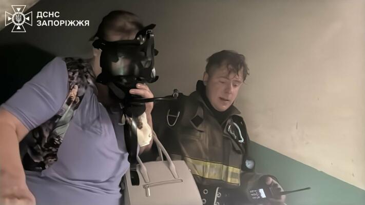 У Запоріжжі співробітники ДСНС врятували двох людей під час пожежі у багатоповерхівці
