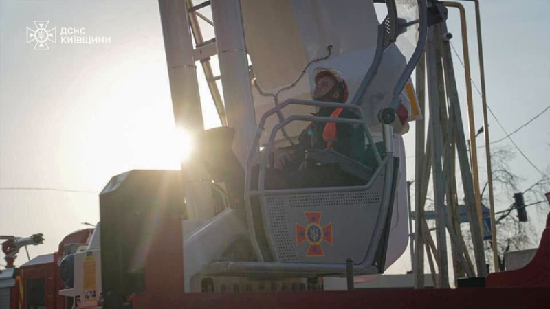 Вигоріло 100 тис. кв. м: на Київщині ліквідовано масштабну пожежу після атаки РФ