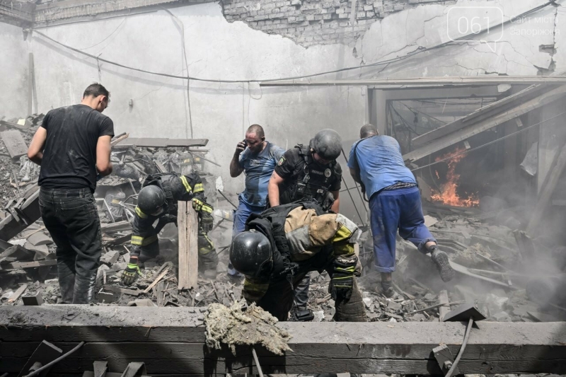У Запоріжжі ворог атакував підприємство з доставки води: кількість постраждалих зросла до 11 осіб, - ФОТО