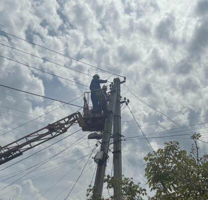 У Запоріжжі сталося відключення світла через пожежу біля високовольтної лінії