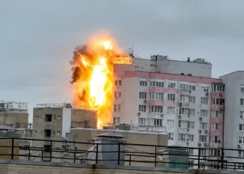 Момент влучання «шахеда» у багатоповерхівку на Троєщині потрапив на відео