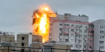 Момент влучання «шахеда» у багатоповерхівку на Троєщині потрапив на відео