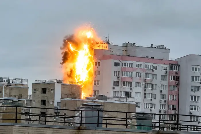 Момент влучання «шахеда» у багатоповерхівку на Троєщині потрапив на відео