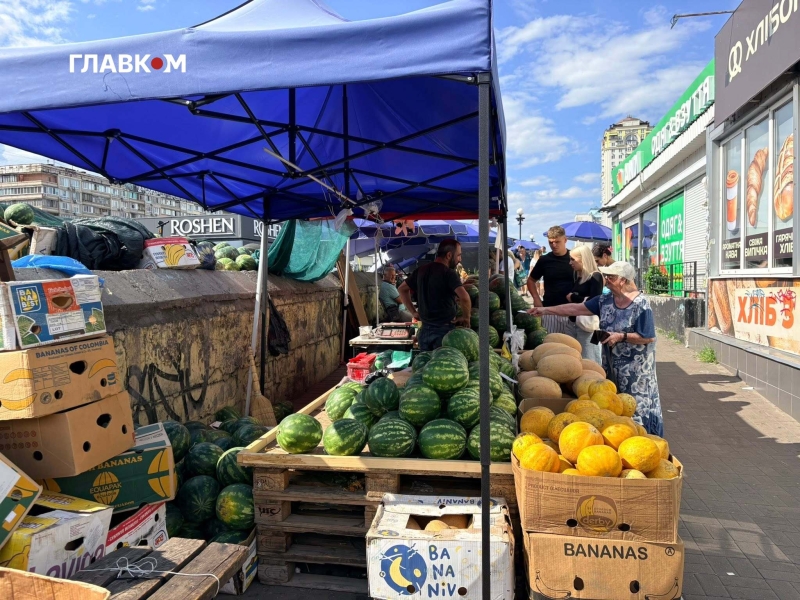 Сезон у розпалі: скільки коштують кавуни та дині на столичному ринку