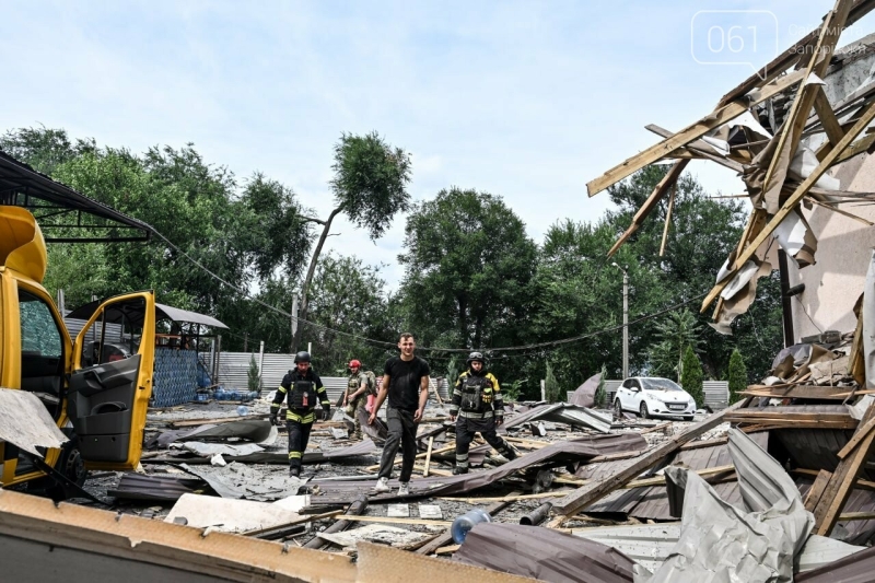 У Запоріжжі ворог атакував підприємство з доставки води: кількість постраждалих зросла до 11 осіб, - ФОТО