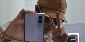 Широкоформатний Galaxy Z Fold 8 засвітився на світовому турне в руках зірки корейської групи BTS