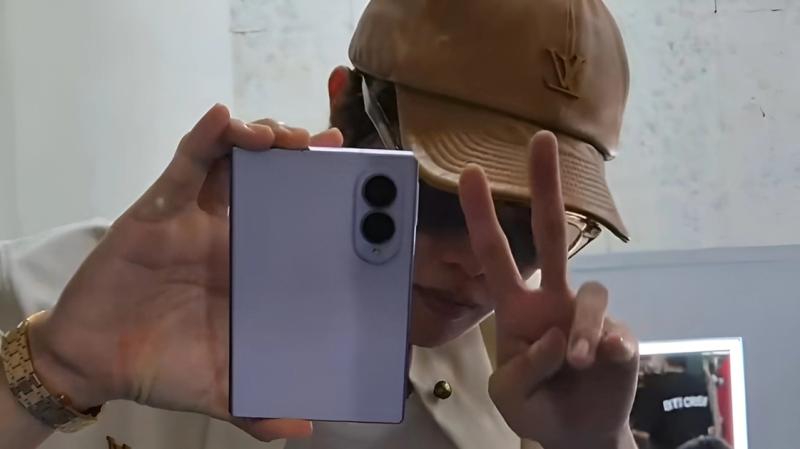 Широкоформатний Galaxy Z Fold 8 засвітився на світовому турне в руках зірки корейської групи BTS