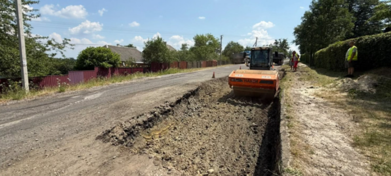 Зсув ґрунту після дощів паралізував частину траси на Прикарпатті