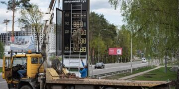 Дефіцит і цінники у 100 грн? Чому дорожчає пальнеСюжет
