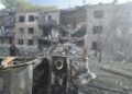 «Через вікно вилізли»: про що розповідають мешканці будинку, який зруйнувала авіабомба