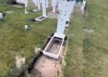Дощі розмили Національне військове кладовище. Який вигляд мають поховання (відео)