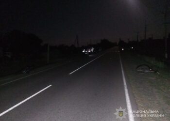 У Подільському районі сталася аварія за участю мотоцикла та велосипеда