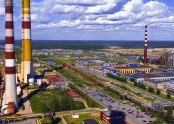 Вже третій за ранок: дрони атакували один із найбільших НПЗ Росії у Ленінградській області