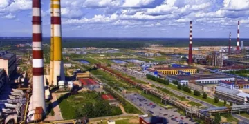 Вже третій за ранок: дрони атакували один із найбільших НПЗ Росії у Ленінградській області