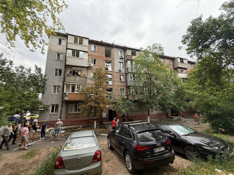 Знищений медичний центр, потрощені авто та пошкоджені будинки: перші фото з місця влучання КАБів по Запоріжжю