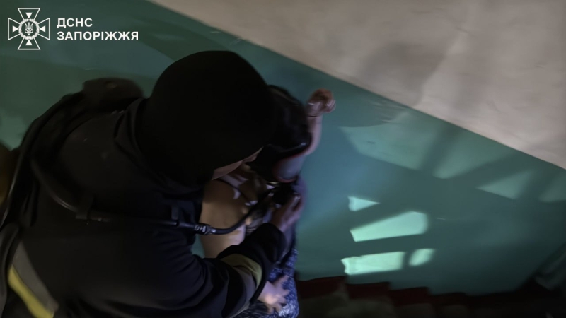 У Запоріжжі співробітники ДСНС врятували двох людей під час пожежі у багатоповерхівці