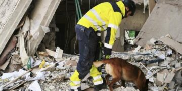 У Запоріжжі з-під завалів адмінбудівлі, в яку вчора влучив КАБ, дістали тіло чоловіка