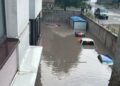 Вода повністю затопила автомобілі: в соцмережах демонструють, що робиться на дорогах Тернополя після зливи (ФОТО)