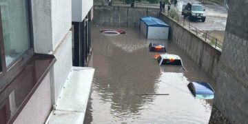 Вода повністю затопила автомобілі: в соцмережах демонструють, що робиться на дорогах Тернополя після зливи (ФОТО)