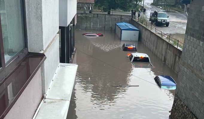 Вода повністю затопила автомобілі: в соцмережах демонструють, що робиться на дорогах Тернополя після зливи (ФОТО)