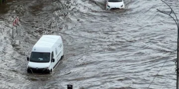 Раптова негода на Київщині: у Вишгороді потужна злива з градом затопила вулиці (відео)