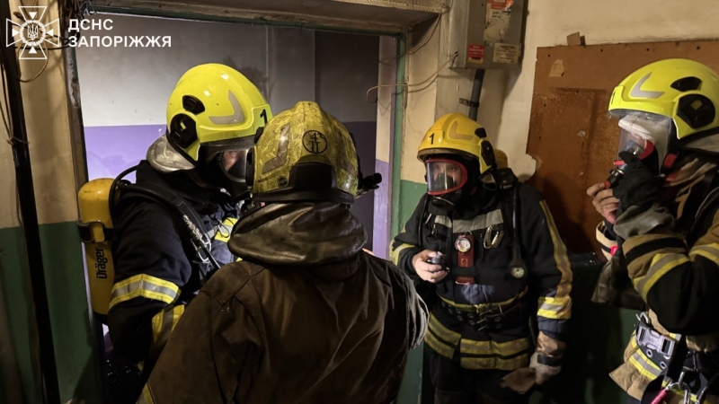 У Запоріжжі співробітники ДСНС врятували двох людей під час пожежі у багатоповерхівці