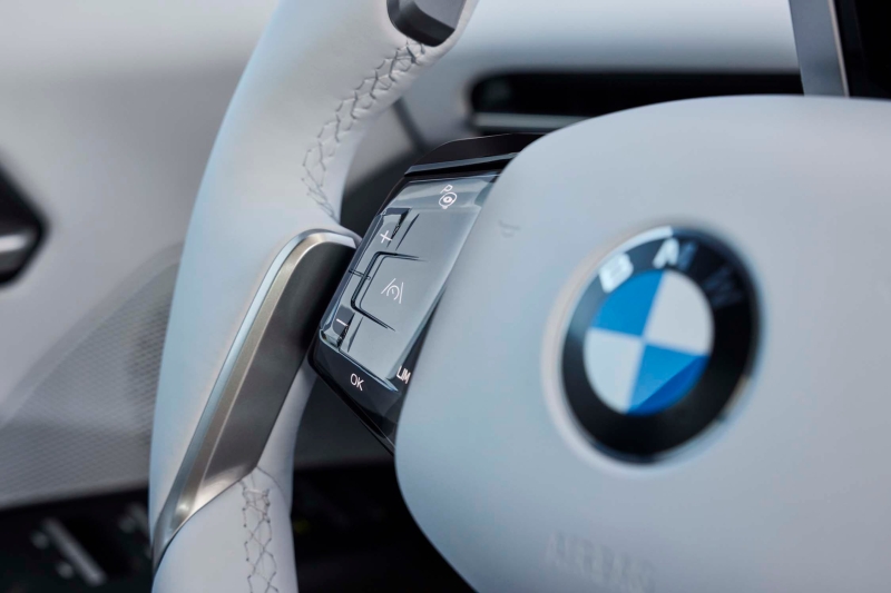 BMW iX3 LWB: 919 км ходу, 800 вольт та &laquo;мізки&raquo; від DeepSeek