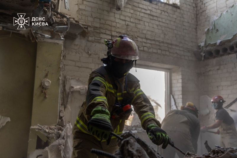 Рятувальники завершили розбір завалів у столичній багатоповерхівці, кількість жертв знову зросла