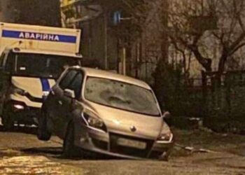 У Тернополі беруться за ремонт дороги, де під землю провалювалися автівки: де перекриють рух аж до осені (ФОТО)